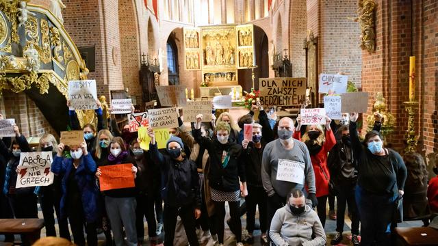 Des manifestants pro-IVG dans une église à Poznan en Pologne. [Keystone/EPA - Piotr Nowak]