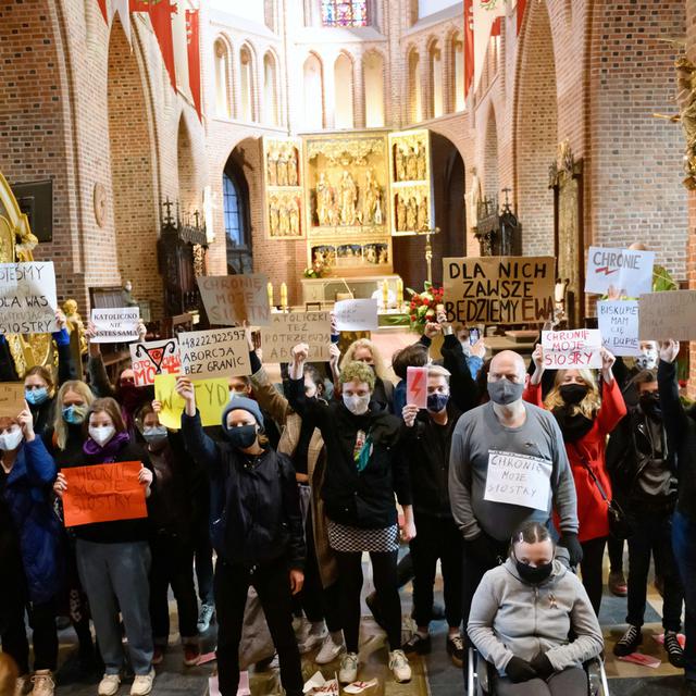 Des manifestants pro-IVG dans une église à Poznan en Pologne. [Keystone/EPA - Piotr Nowak]