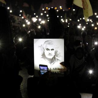 Un portrait de Qassem Soleimani dans une manifestation. [Keystone - Ikram Suri]