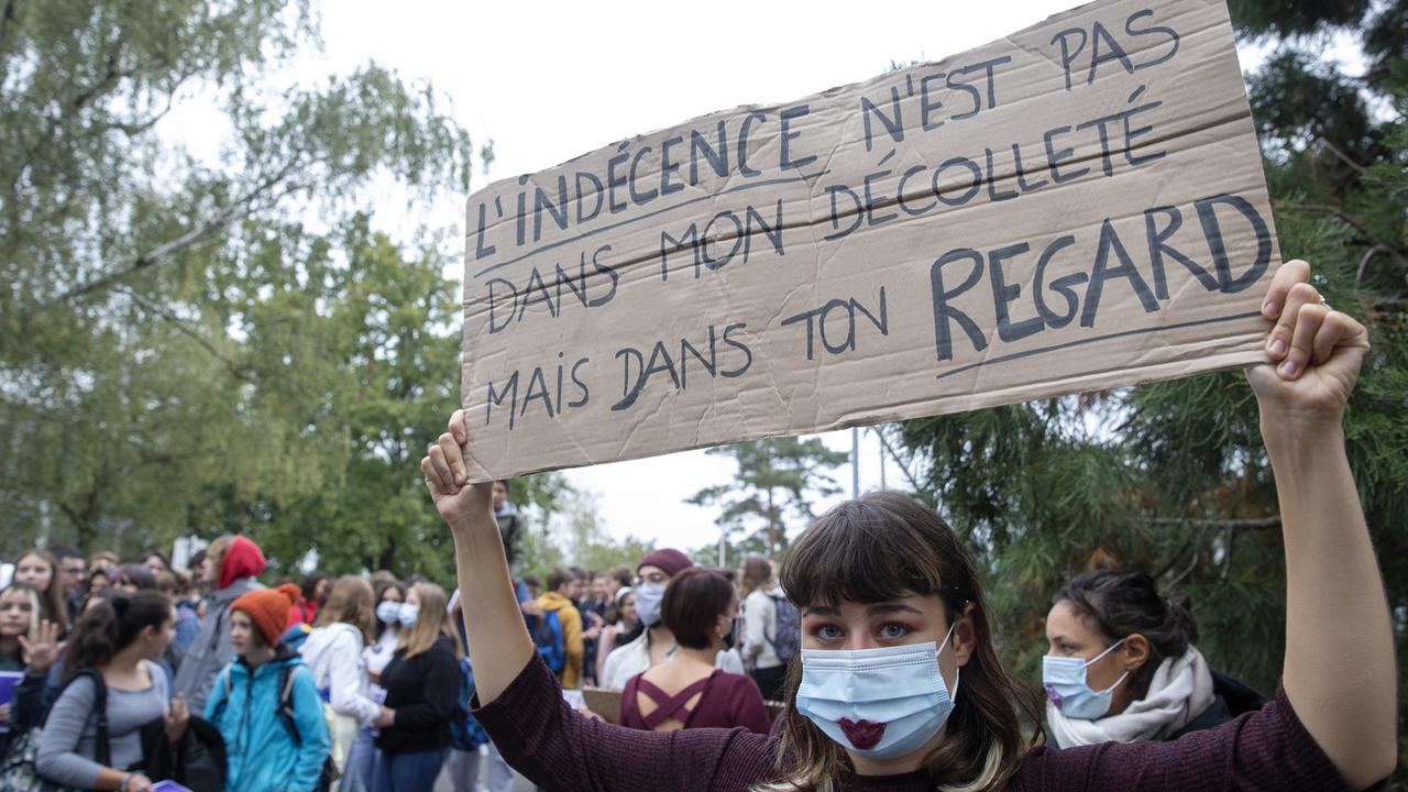 Manifestation pour protester contre le règlement vestimentaire d'un collège à Genève. [Keystone - Salvatore Di Nolfi]