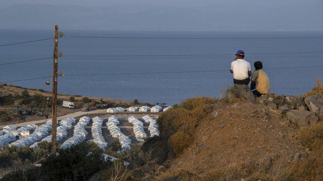 Un camp temporaire sur l'ile de Lesbos. [AP Photo/Keystone - Petros Giannakouris]