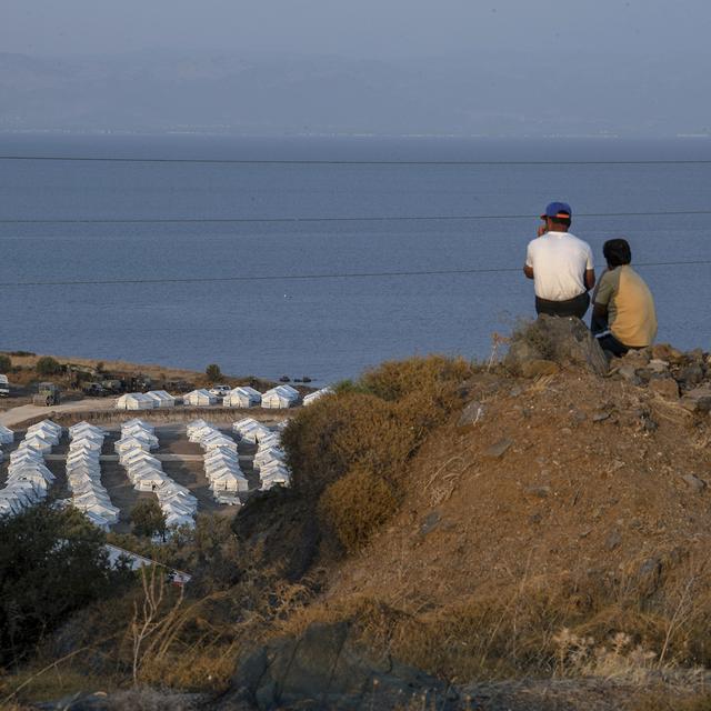 Un camp temporaire sur l'ile de Lesbos. [AP Photo/Keystone - Petros Giannakouris]