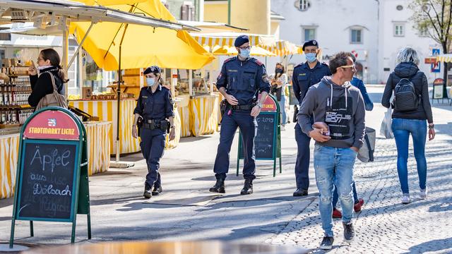 Des policiers patrouillent à Lienz, en Autriche. [Keystone - APA/EXPA/Johann Groder]