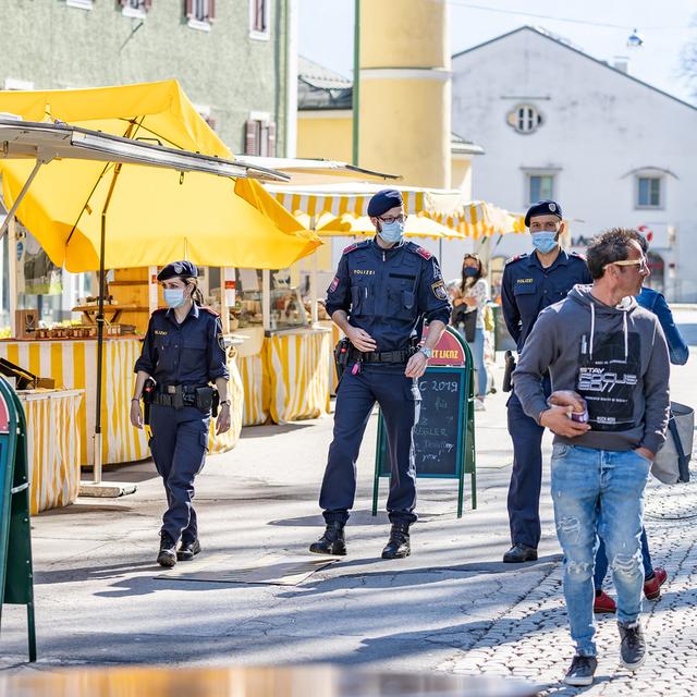 Des policiers patrouillent à Lienz, en Autriche. [Keystone - APA/EXPA/Johann Groder]