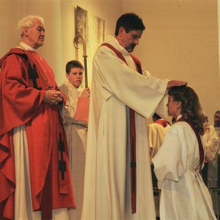 Ordination de Denise Wyss, la première femme prêtre de Suisse, le 19 février 2000. [Keystone]