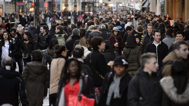 Les étrangers de première génération "accordent systématiquement une confiance plus élevée" aux institutions que le reste de la population. [Keystone - Martial Trezzini]