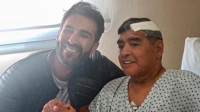 Diego Maradona a été photographié en compagnie de son médecin le Dr Leopoldo Luque. [Twitter/@minutefootball]