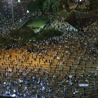 Manifestation "avec distance sociale", contre la corruption du gouvernement israélien, le 15 avril 2020 à Tel Aviv. [Keystone - Abir Sultan]