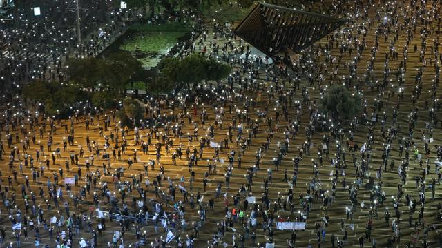 Manifestation "avec distance sociale", contre la corruption du gouvernement israélien, le 15 avril 2020 à Tel Aviv. [Keystone - Abir Sultan]