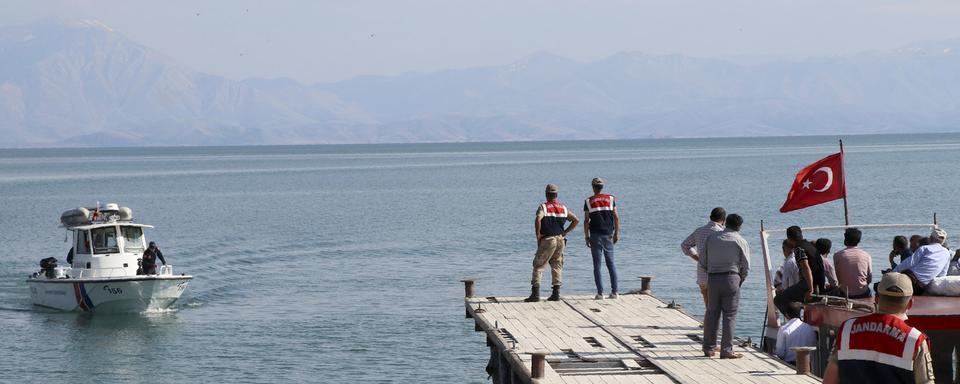 Les autorités turques ont repêché encore cinq corps dans le lac de Van le 18.07.2020. [DHA/AP/Keystone]