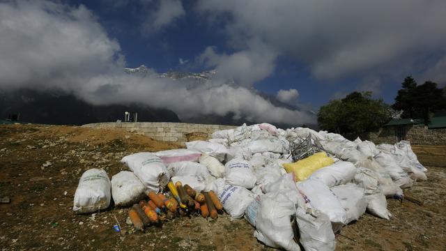 En près de trente ans d'expéditions commerciales, le mont Everest s'est retrouvé couvert de déchets en tout genre, aujourd'hui difficiles à évacuer. [keystone - Niranjan Shrestha]