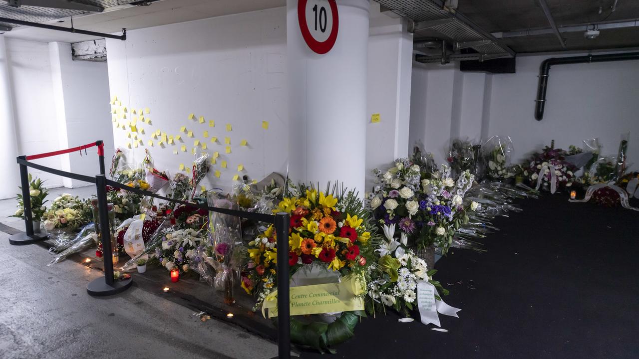 Des fleurs et couronnes en hommage au jeune homme d'une vingtaine d'années mortellement blessé à l'arme blanche dans un parking sous-terrain du centre commercial Planète Charmilles. Genève, le 27 janvier 2019. [Keystone - Martial Trezzini]