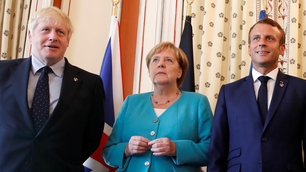 De gauche à droite, le Premier ministre britannique Boris Johnson, la chancelière allemande Angela Merkel et le Président français Emmanuel Macron, photographiés lors du G7 de Biarritz, le 24 août 2019. [Reuters - Christian Hartmann]