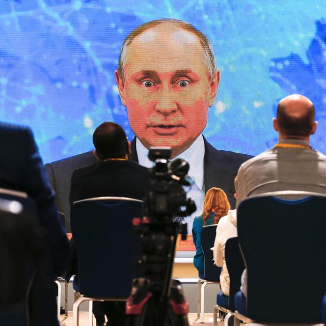 Vladimir Poutine répond aux questions des journalistes en visio-conférence, lors de sa conférence de presse annuelle. Moscou, le 17 décembre 2020. [Keystone - Alexander Zemlianichenko]