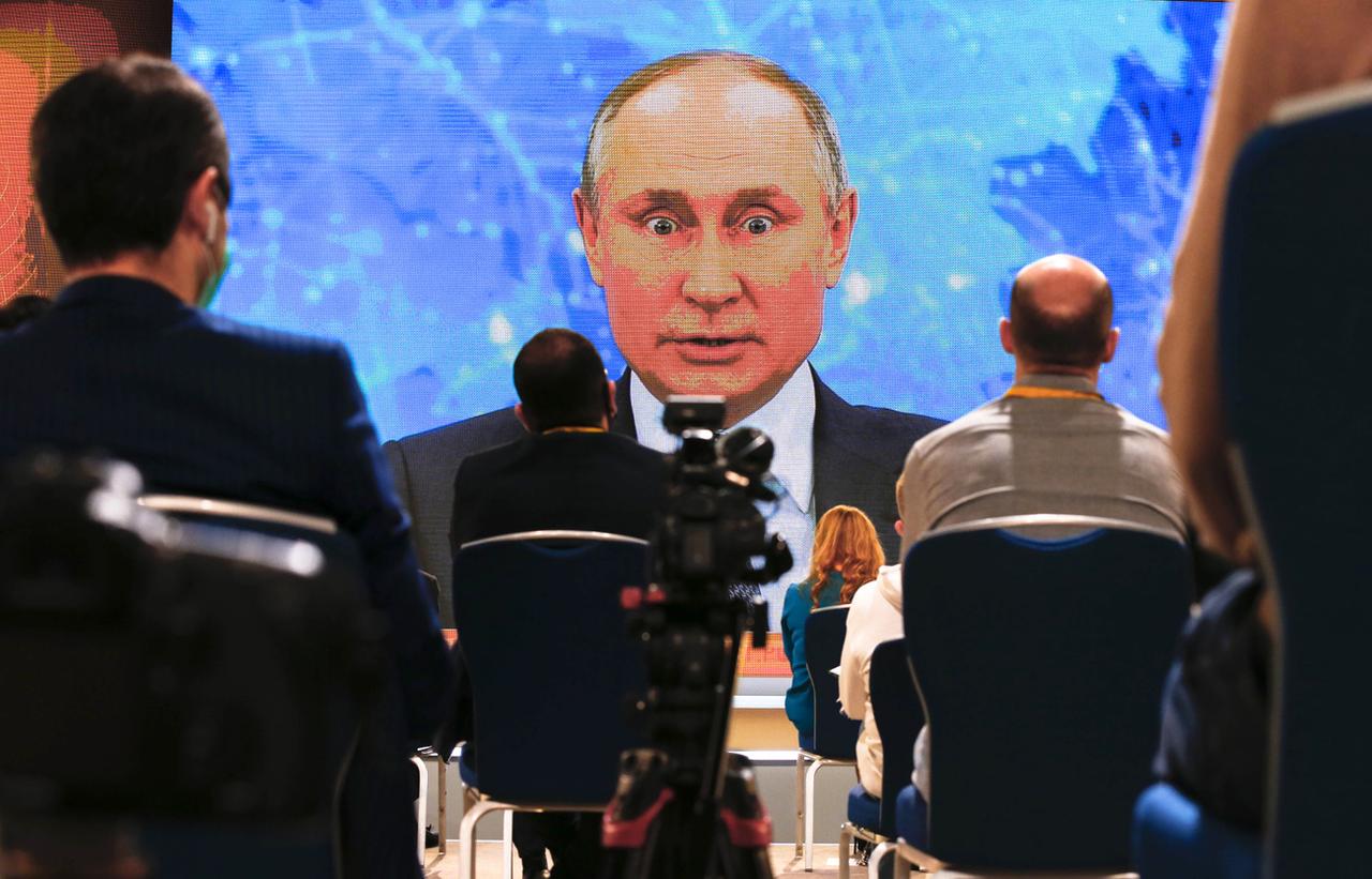 Vladimir Poutine répond aux questions des journalistes en visio-conférence, lors de sa conférence de presse annuelle. Moscou, le 17 décembre 2020. [Keystone - Alexander Zemlianichenko]