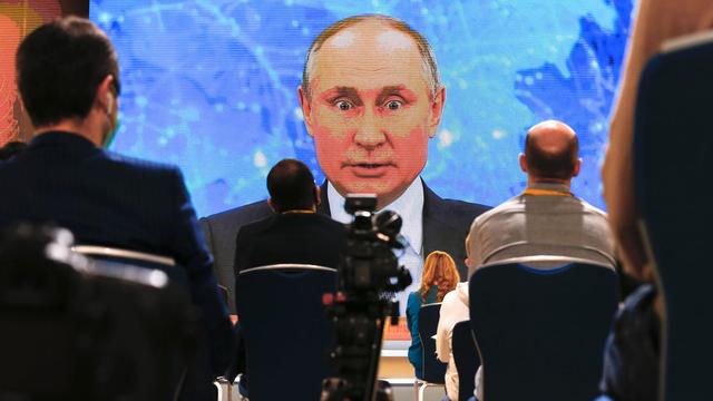 Vladimir Poutine répond aux questions des journalistes en visio-conférence, lors de sa conférence de presse annuelle. Moscou, le 17 décembre 2020. [Keystone - Alexander Zemlianichenko]
