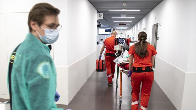 Un patient atteint par la Covid-19 et transporté par la Rega arrive au CHUV, le 8 avril 2020. [Keystone - Laurent Gillieron]