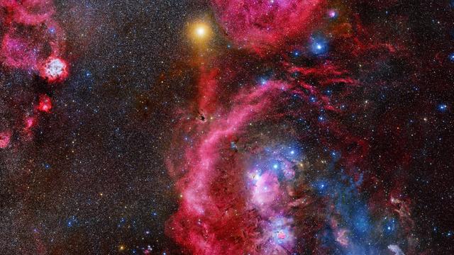 La constellation d'Orion et ses nébuleuses. En haut à gauche, l'étoile très brillante est la supergéante rouge Bételgeuse. [NASA - Stanislav Volskiy]