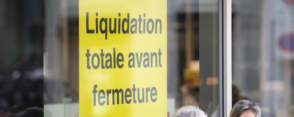 Un magasin en liquidation totale dans les rues de Lausanne. [Keystone - Laurent Gillieron]