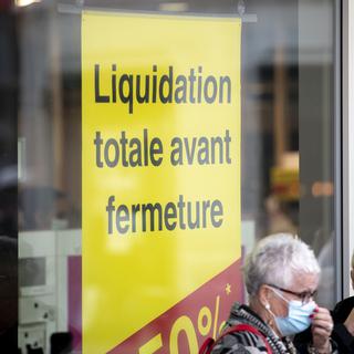 Un magasin en liquidation totale dans les rues de Lausanne. [Keystone - Laurent Gillieron]