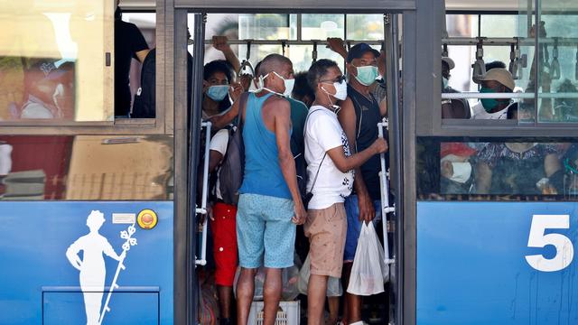 Des passagers à bord d'un bus bondé à La Havanne, Cuba. [EPA/Keystone - Yander Zamora]