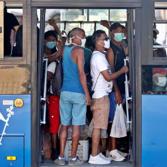 Des passagers à bord d'un bus bondé à La Havanne, Cuba. [EPA/Keystone - Yander Zamora]