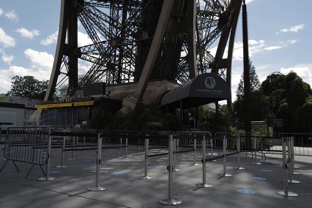 Il n'y avait pas foule le 16 juin devant l'accès au Jules Verne, le restaurant perché au deuxième étage de la Tour Eiffel. [Keystone/AP photo - François Mori]