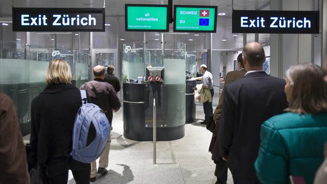 Contrôle douanier à l'aéroport de Zurich. [Keystone - Gaëtan Bally]