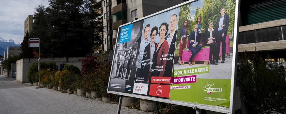 Des affiches pour les élections cantonales valaisannes 2020. [Keystone - Jean-Christophe Bott]