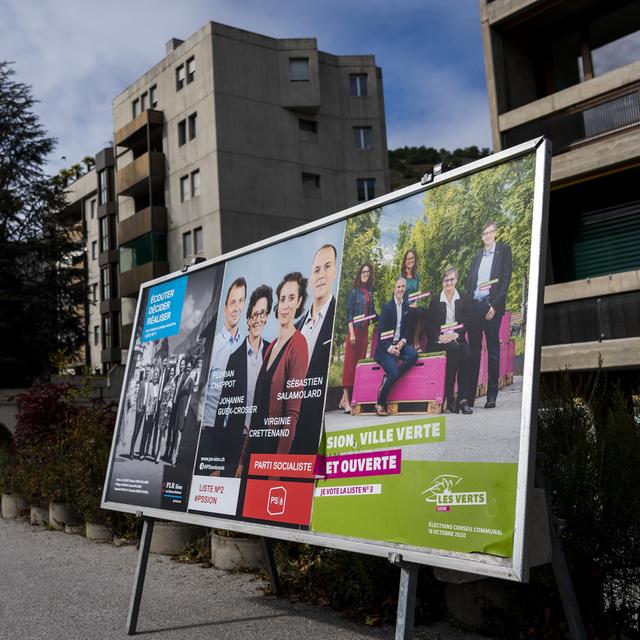 Des affiches pour les élections cantonales valaisannes 2020. [Keystone - Jean-Christophe Bott]