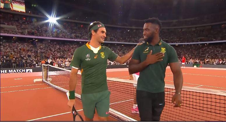 Roger Federer a reçu un maillot des Springboks du capitaine champion du monde Siya Kolisi.