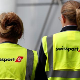 Des employés de Swissport photographiés sur le tarmac de l'aéroport John Lennon de Liverpool, le 19 mai 2016. [Phil Noble]