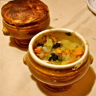 La soupe aux truffes noires VGE, ou soupe Élysée, est une spécialité culinaire créée en 1975 par le chef Paul Bocuse, et dédiée au président de la République française Valéry Giscard d'Estaing. [WikiCommons / CC BY-SA 3.0 - Classiccardinal]