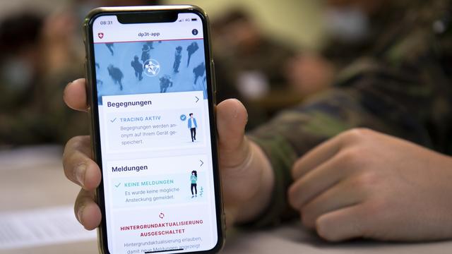 L'application de traçage que compte lancer la Suisse dans le cadre de sa stratégie de déconfinement. [Keystone - Laurent Gillieron]