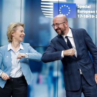 La présidente de la Commission européenne Ursula Von Der Leyen et le président du Conseil européen Charles Michel à l'issue du sommet européen, le 21 juillet 2020. [AFP - Stéphanie Lecocq]