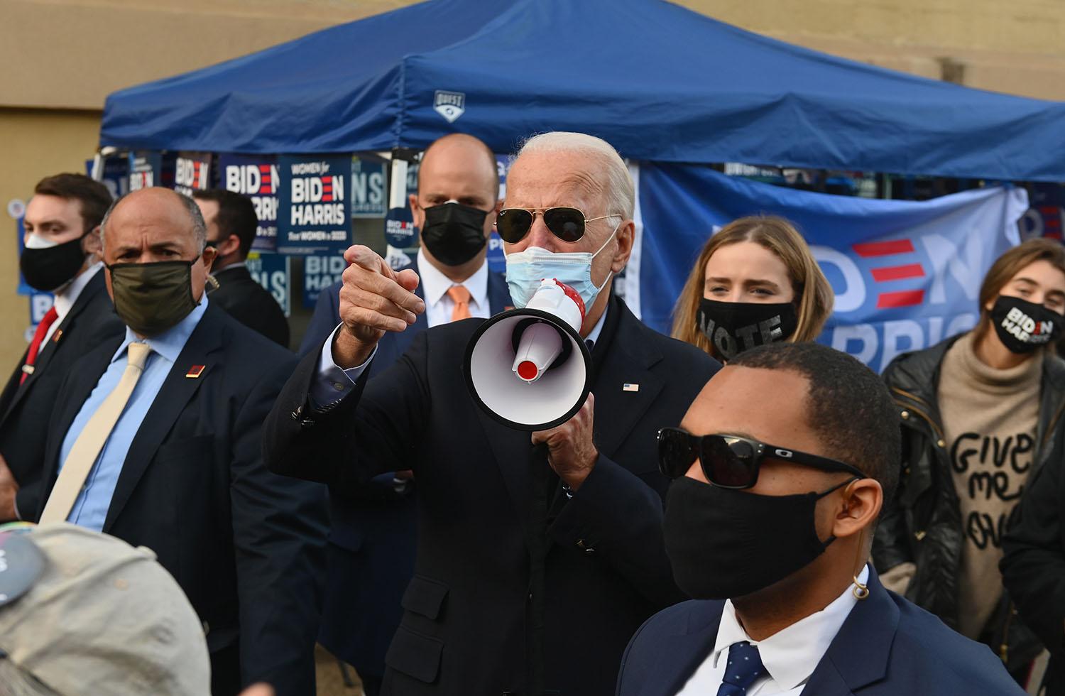 Joe Biden parmi ses supporteurs à Philadelphie, mardi 03.11.2020. [AFP - Angela Weiss]