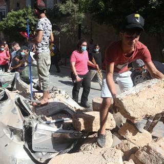 De jeunes Libanais aident dans les décombres de Beyrouth. [Keystone - EPA/Ibrahim Dirani / Dar al Mussawir]