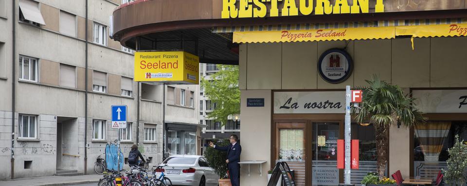 Un restaurant de Bienne lors de la première vague de la pandémie en mai 2020. [Keystone - Peter Klaunzer]