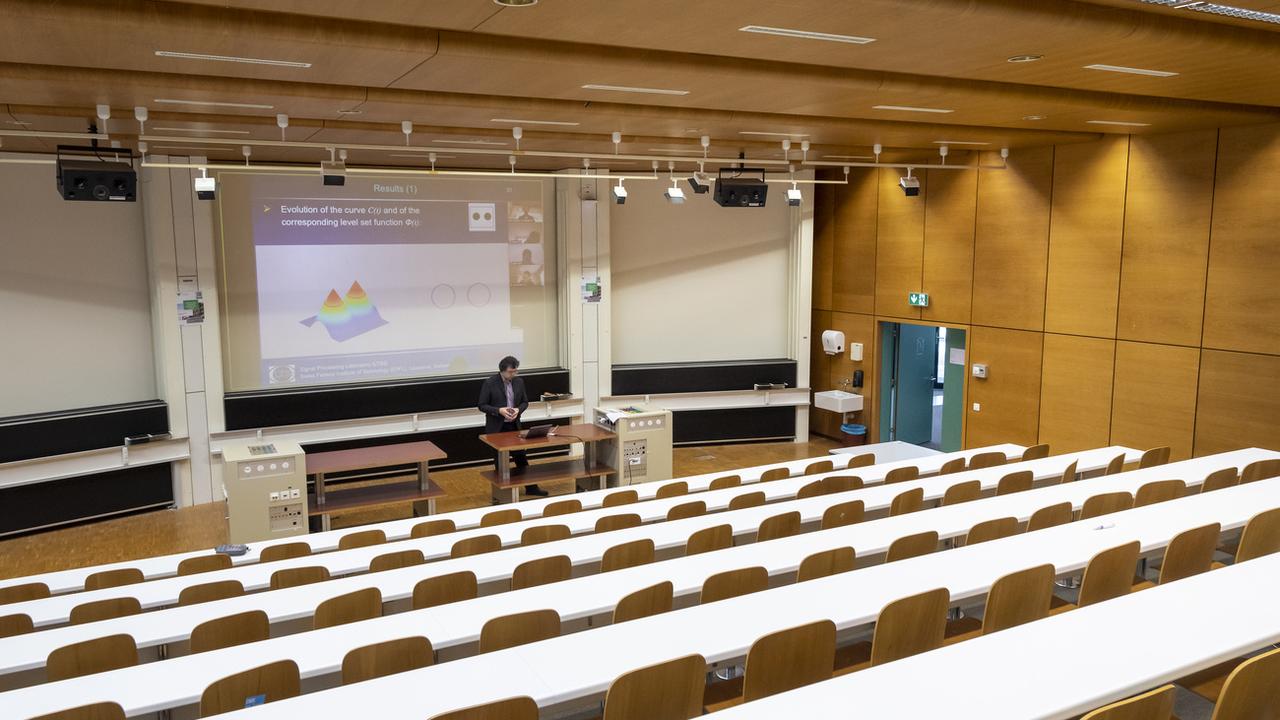 Le professeur de l'EPFL Jean-Philippe Thiran donne un cours par vidéoconférence à ses étudiants. [Keystone - Jean-Christophe Bott]