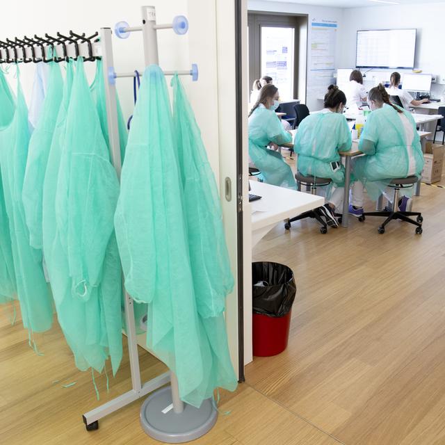 Des membres du personnel soignant à l'hôpital Riviera-Chablais, le 8 avril 2020. [Keystone - Laurent Gillieron]
