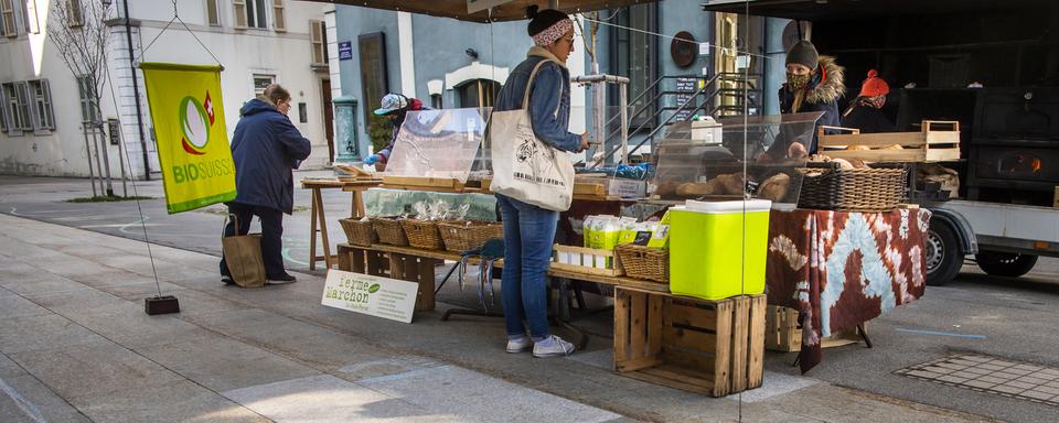 Les marchés, ici à La Chaux-de-Fonds, commencent à réouvrir. [Keystone - Jean-Christophe Bott]