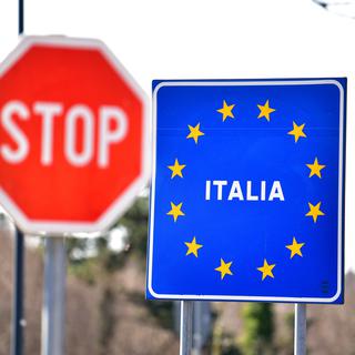 La frontière entre Italie et Slovénie rouvrira normalement le 3 juin prochain. [Keystone/EPA - Igor Kupljenik]