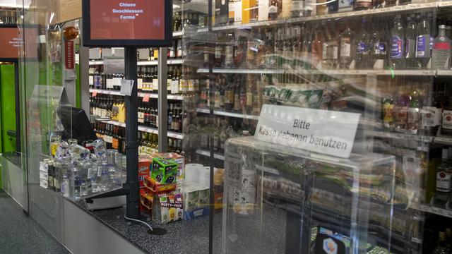 Covid-19: les grands magasins d'alimentation en Suisse se sont munis de plaques de plexiglas. [Keystone - Marcel Bieri]