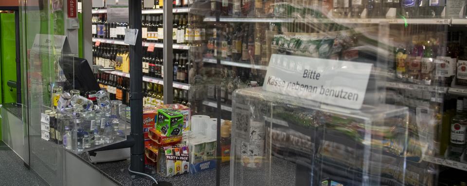 Covid-19: les grands magasins d'alimentation en Suisse se sont munis de plaques de plexiglas. [Keystone - Marcel Bieri]