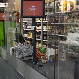 Covid-19: les grands magasins d'alimentation en Suisse se sont munis de plaques de plexiglas. [Keystone - Marcel Bieri]