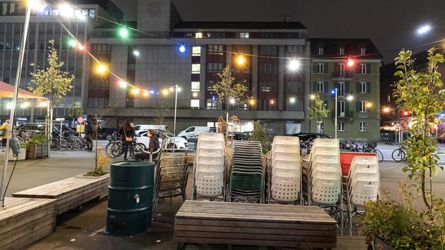 Des chaises empilées devant un restaurant fermé à Zurich, le 6 novembre 2020. [Keystone - Alexandra Wey]