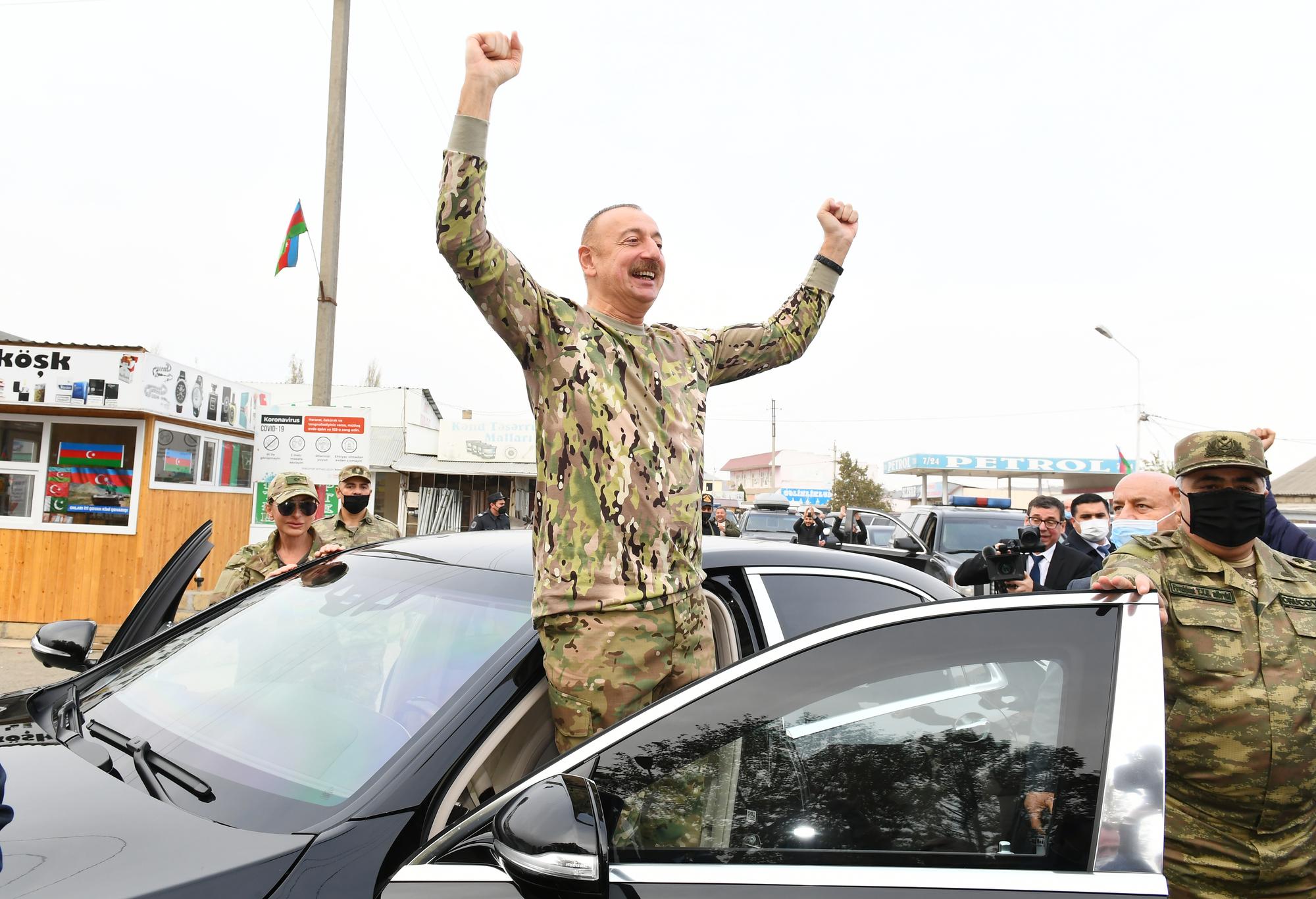 Le président azerbaïdjanais Ilham Aliev s'est rendu dans des lieux emblématiques des territoires reconquis lors du récent conflit du Nagorny Karabakh. [AFP - AFP PHOTO / AZERBAIJANI PRESIDENTIAL PRESS OFFICE]
