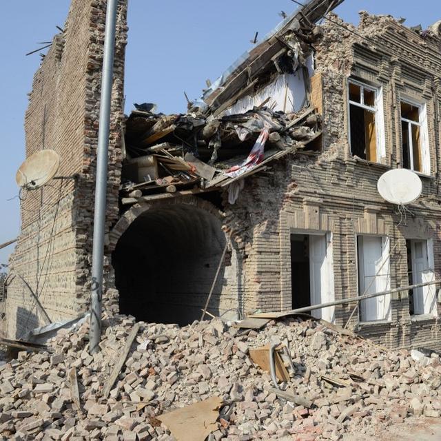 Un bâtiment endommagé par des tirs de missiles dans la ville de Ganja, en Azerbaïdjan, le 27 octobre 2020. [AFP - Tofik Babayev]