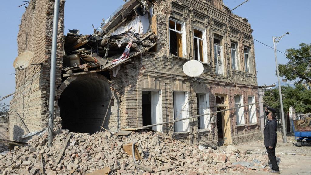 Un bâtiment endommagé par des tirs de missiles dans la ville de Ganja, en Azerbaïdjan, le 27 octobre 2020. [AFP - Tofik Babayev]