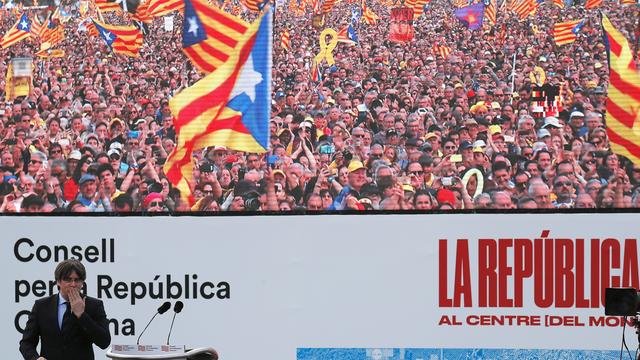 Carles Puigdemont envoie un baiser à la foule qui est venue l'acclamer à Perpignan. [Reuters - Nacho Doce]